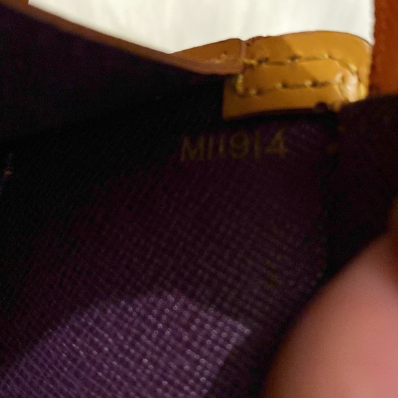 🌸👜Authentic Louis Vuitton Epi Sac Triangle - Picture 15 of 16